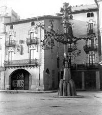 Un els fanals de Gaudí a la Plaça del Mercadal de Vic
